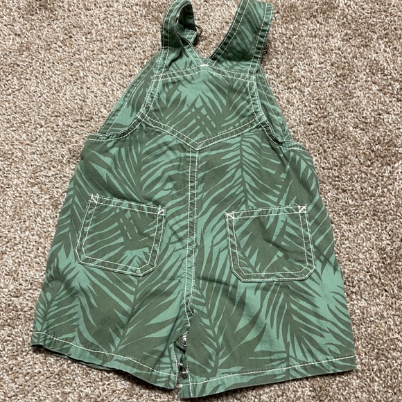 6 piece set of onesies and overalls. Like new! OshKosh, Carter’s, more! 6-12 mo. - Picture 14 of 14